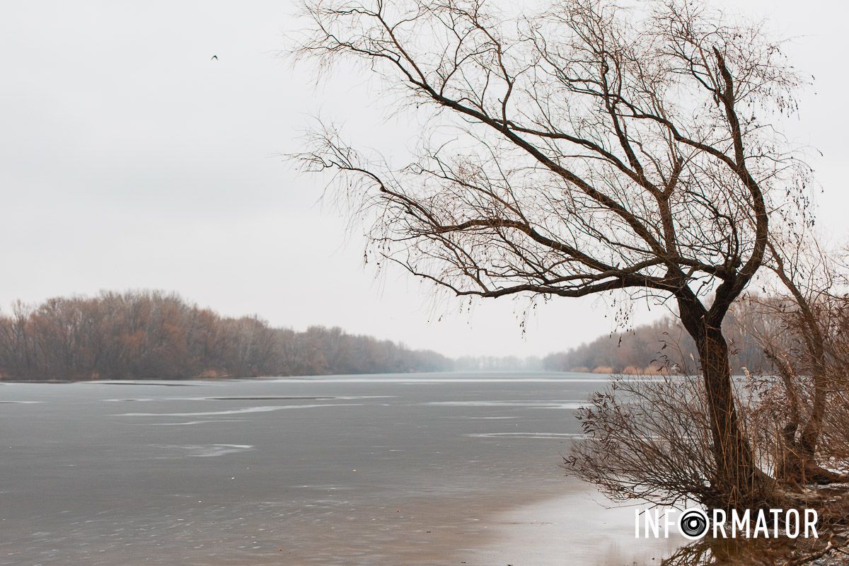 Ходити на лід все ж не варто: ріку Дніпро на Водохреще вкрило тонкою кригою 12