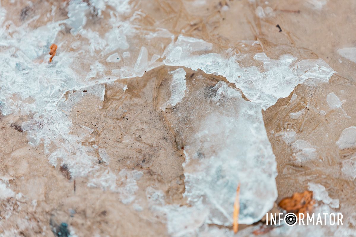 Ходити на лід все ж не варто: ріку Дніпро на Водохреще вкрило тонкою кригою 14