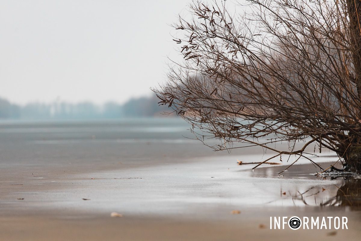 Ходити на лід все ж не варто: ріку Дніпро на Водохреще вкрило тонкою кригою 16