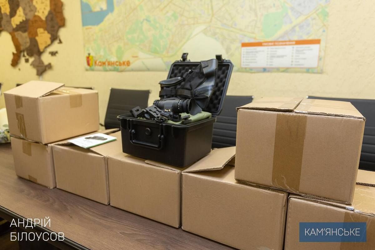 Зробили це у відповідь на терміновий запит військових Захисникам із ТрО Кам’янського району передали 8 приладів нічного бачення 2