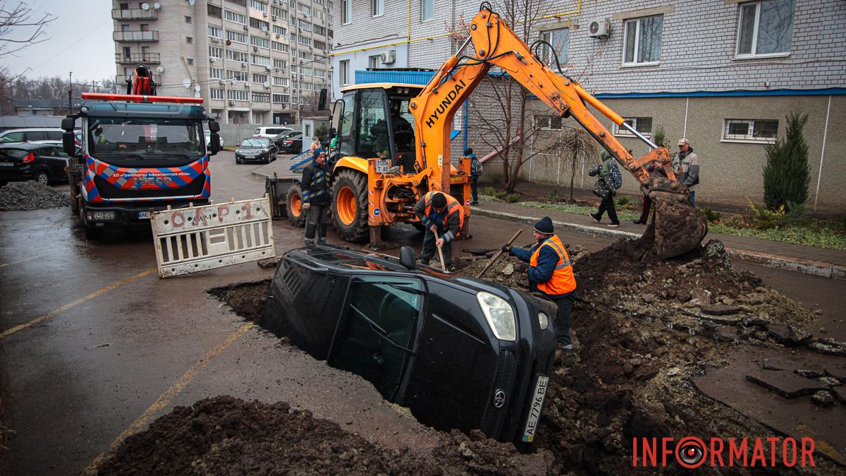 В Днепре за ТРЦ «Дафи» Toyota провалилась под асфальт: почему это произошло и при чем здесь коммунальщики