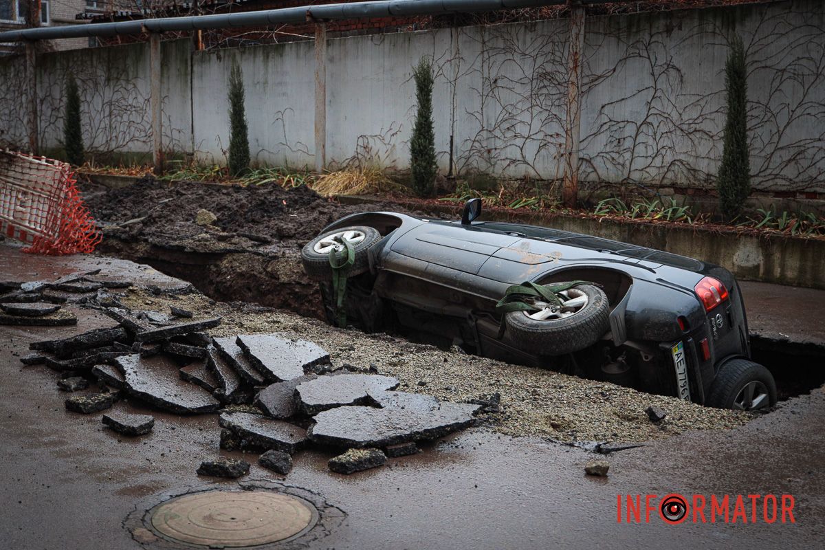 Toyota провалилась під асфальт У Дніпрі за ТРЦ «Дафі» Toyota провалилась під асфальт: чому це сталось та до чого тут комунальники 1