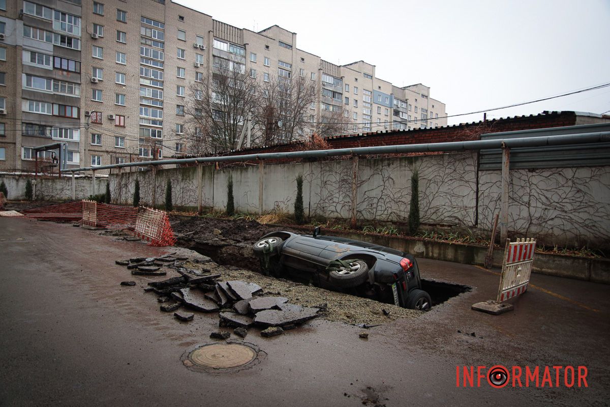 У Дніпрі за ТРЦ «Дафі»  У Дніпрі за ТРЦ «Дафі» Toyota провалилась під асфальт: чому це сталось та до чого тут комунальники 2