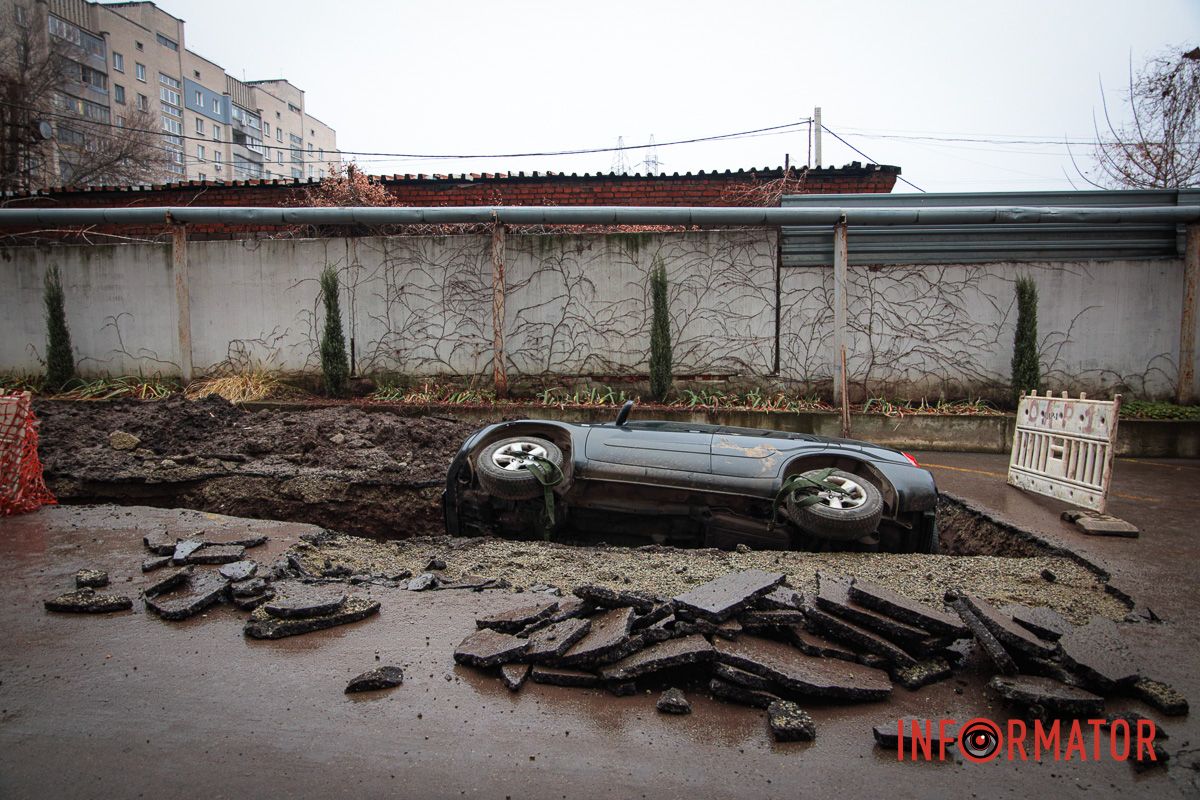 Комунальники рили ями, але це нічого не давало, проблема з’являлася знов У Дніпрі за ТРЦ «Дафі» Toyota провалилась під асфальт: чому це сталось та до чого тут комунальники 13