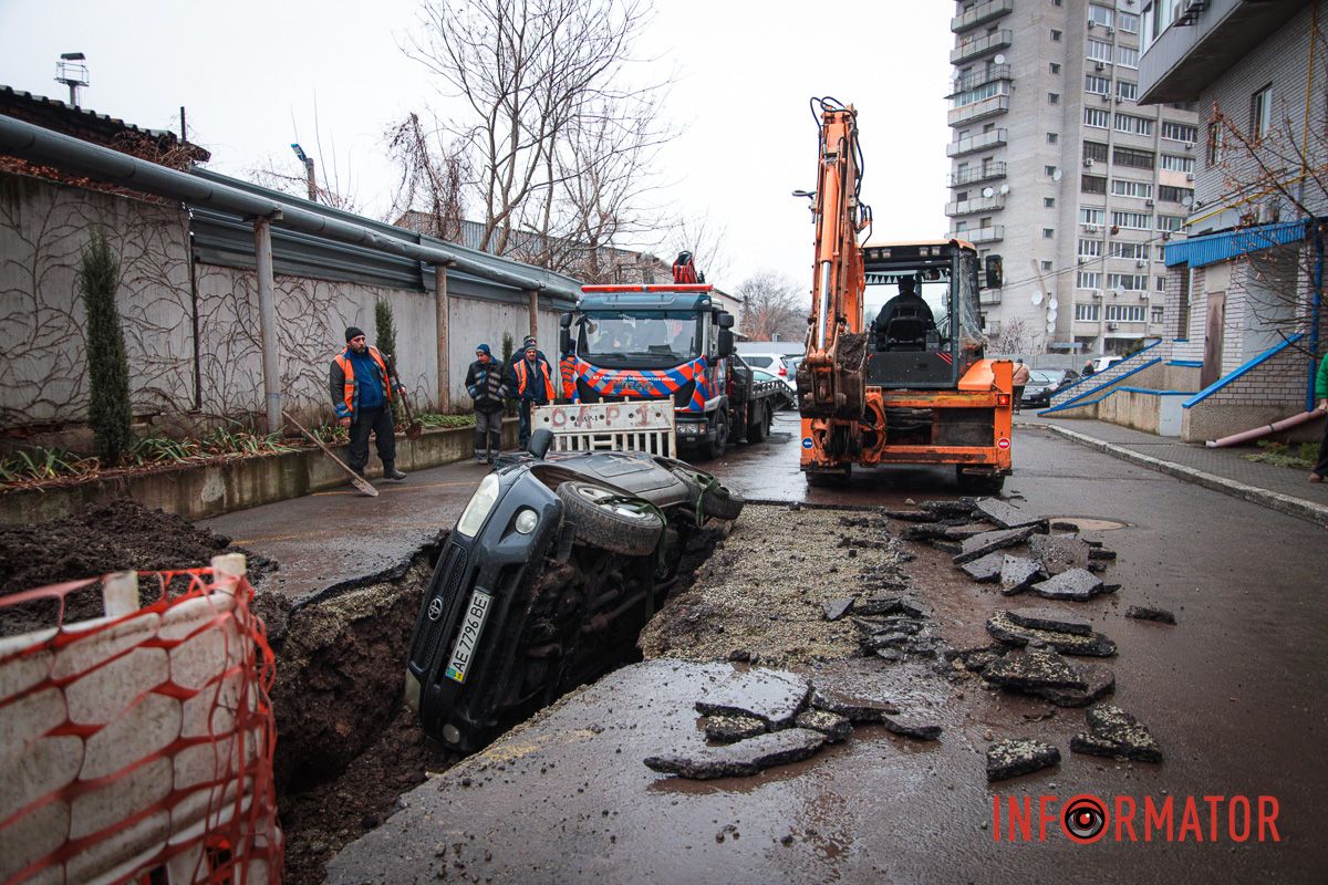 Вранці 8 січня на місце приїхали комунальники У Дніпрі за ТРЦ «Дафі» Toyota провалилась під асфальт: чому це сталось та до чого тут комунальники 7