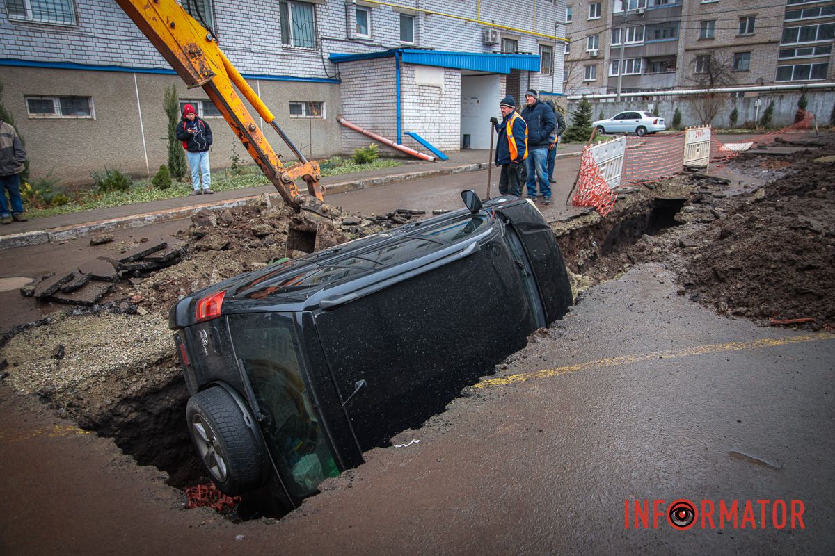 7 січня, в момент аварії, ділянка з провалля не була нічим відгороджена У Дніпрі за ТРЦ «Дафі» Toyota провалилась під асфальт: чому це сталось та до чого тут комунальники 14
