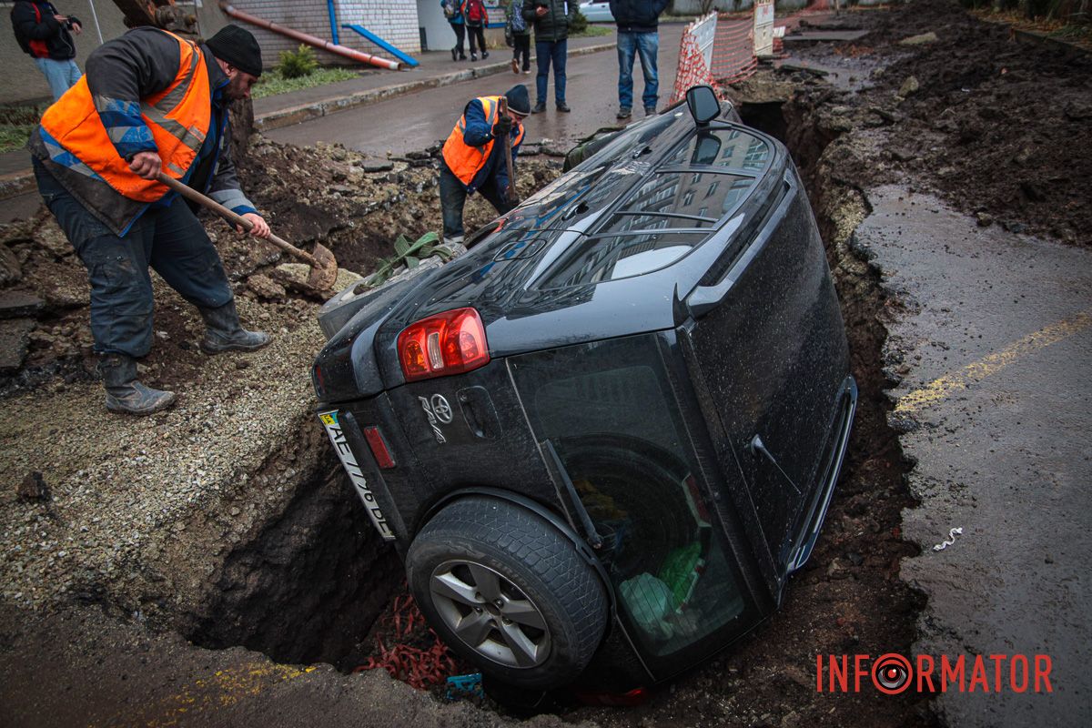 1-й Запорізький тупик У Дніпрі за ТРЦ «Дафі» Toyota провалилась під асфальт: чому це сталось та до чого тут комунальники 3