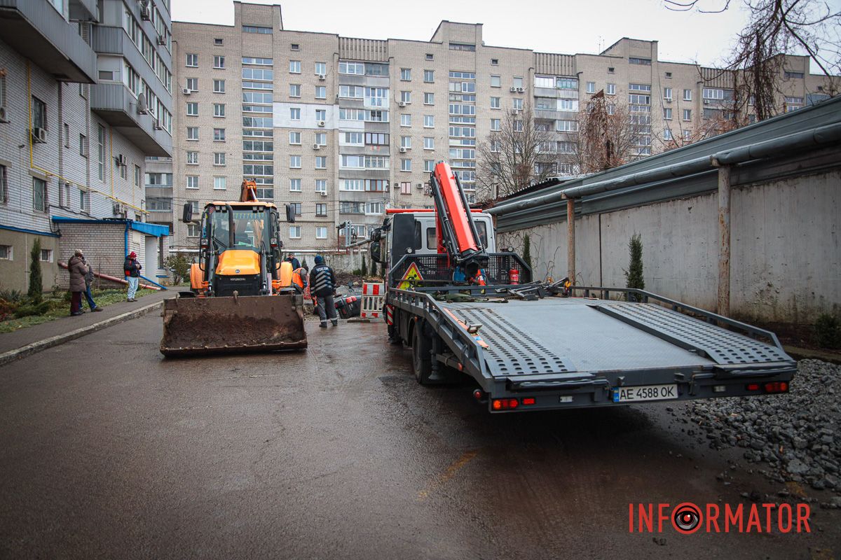 Жінка вдарилась рукою та головою У Дніпрі за ТРЦ «Дафі» Toyota провалилась під асфальт: чому це сталось та до чого тут комунальники 11