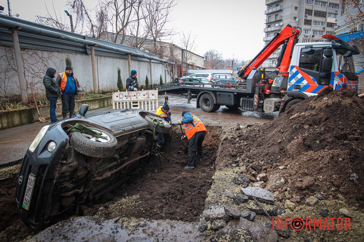 Поруч з ЖК «Бульвар Зоряний» У Дніпрі за ТРЦ «Дафі» Toyota провалилась під асфальт: чому це сталось та до чого тут комунальники 4