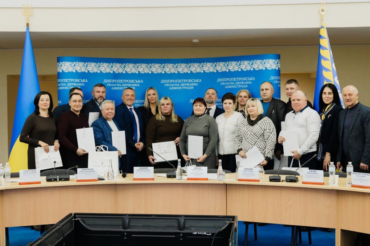 7 січня голова Дніпропетровської ОВА Сергій Лисак зустрівся з міністром молоді та спорту Матвієм Бідним, який приїхав до Дніпра 7 січня голова Дніпропетровської ОВА Сергій Лисак зустрівся з міністром молоді та спорту Матвієм Бідним, який приїхав до Дніпра