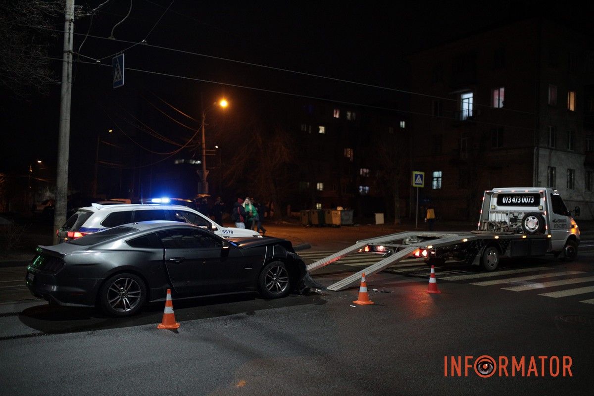 У Дніпрі на Грушевського Ford Mustang зіштовхнувся з Volkswagen: трамвай №12 зупинився 11