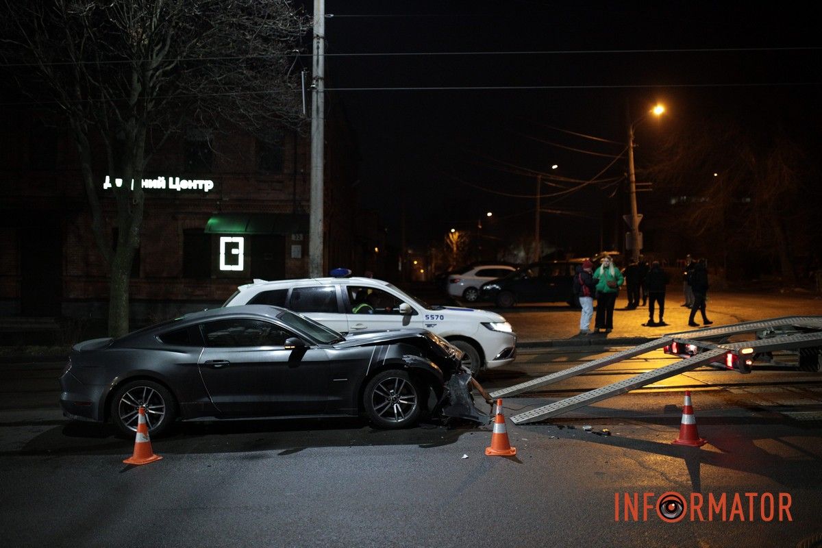 У Дніпрі на Грушевського Ford Mustang зіштовхнувся з Volkswagen: трамвай №12 зупинився 5