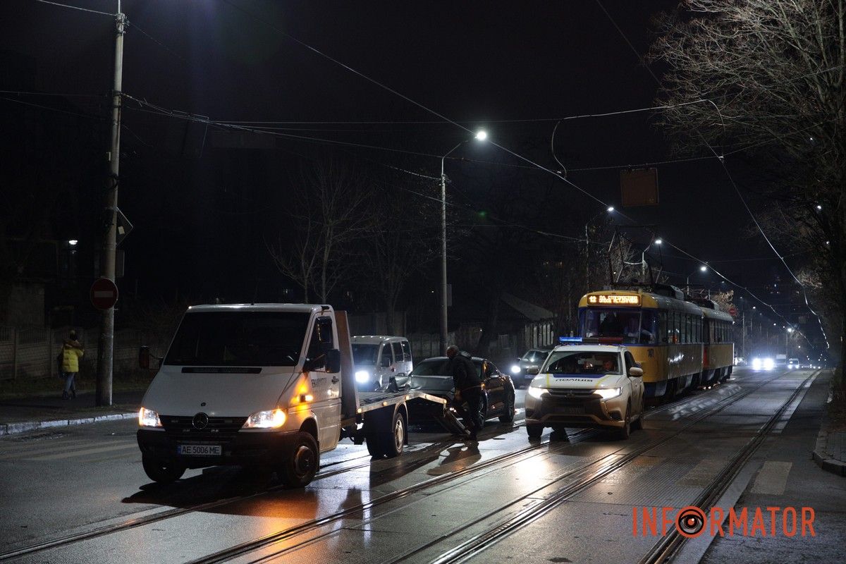 У Дніпрі на Грушевського Ford Mustang зіштовхнувся з Volkswagen: трамвай №12 зупинився 9