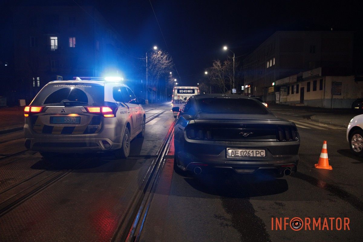 У Дніпрі на Грушевського Ford Mustang зіштовхнувся з Volkswagen: трамвай №12 зупинився 3