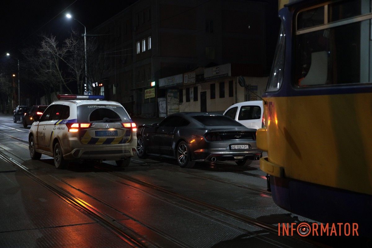 У Дніпрі на Грушевського Ford Mustang зіштовхнувся з Volkswagen: трамвай №12 зупинився 12