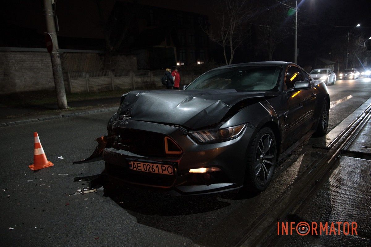 У Дніпрі на Грушевського Ford Mustang зіштовхнувся з Volkswagen: трамвай №12 зупинився 1