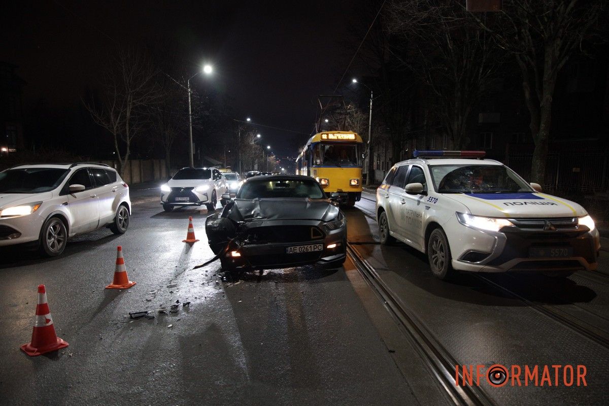 У Дніпрі на Грушевського Ford Mustang зіштовхнувся з Volkswagen: трамвай №12 зупинився 6