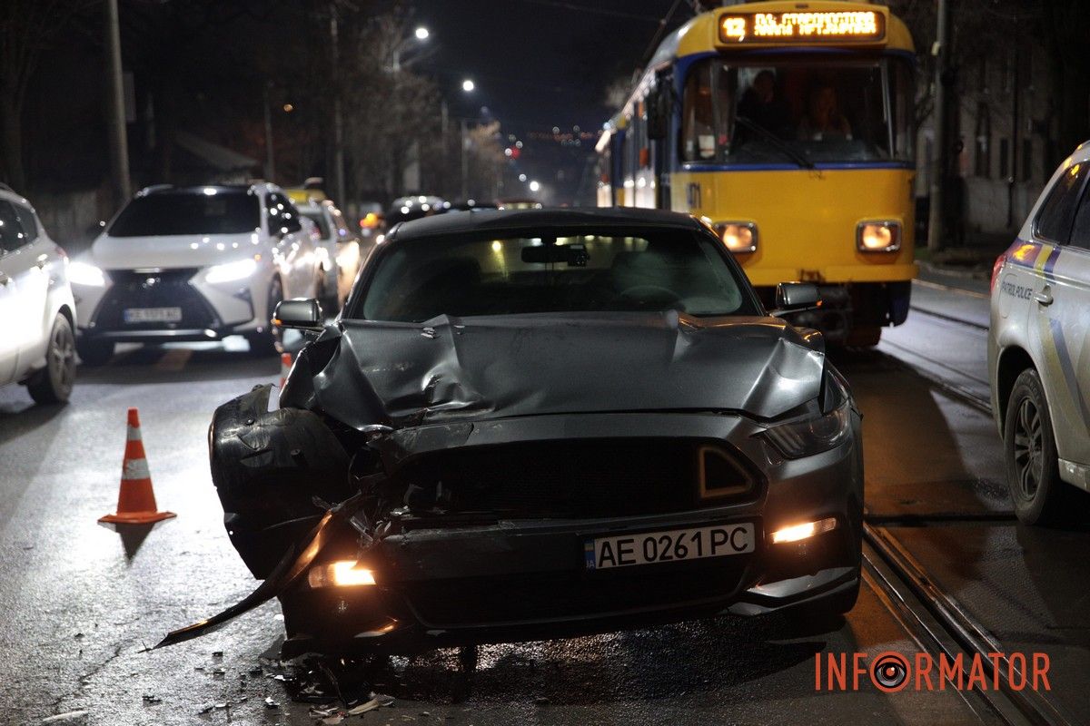 У Дніпрі на Грушевського Ford Mustang зіштовхнувся з Volkswagen: трамвай №12 зупинився 2
