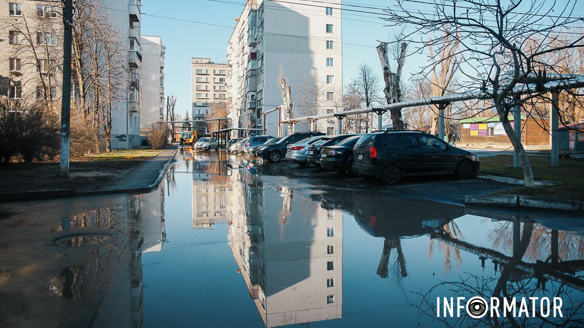 В Слобожанском на Сухомлинского по дороге течет река: люди сидят без воды