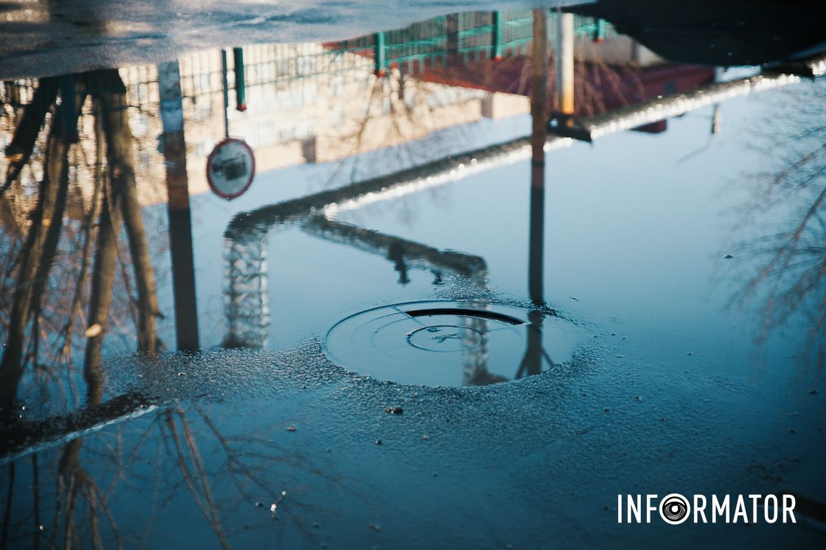 У Слобожанському на Сухомлинського по дорозі тече «річка»: люди сидять без води 11