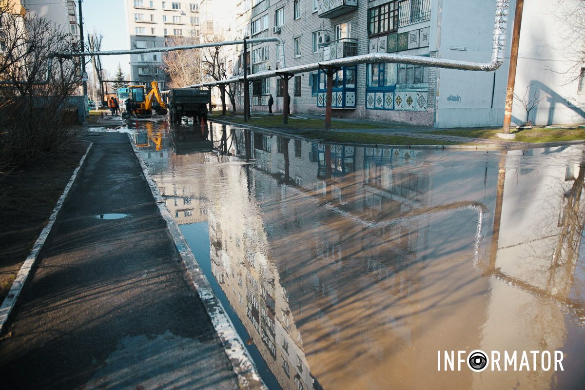 У Слобожанському на Сухомлинського по дорозі тече «річка»: люди сидять без води 6