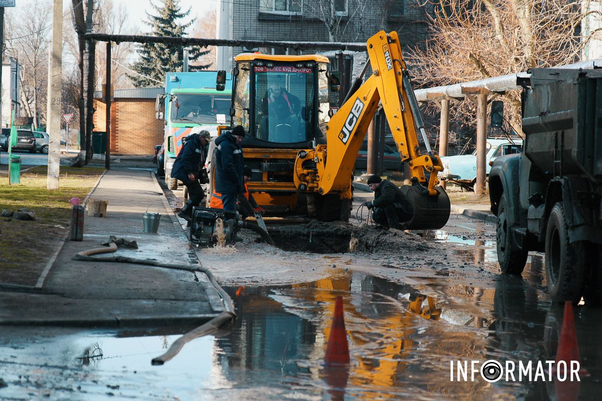 У Слобожанському на Сухомлинського по дорозі тече «річка»: люди сидять без води 8
