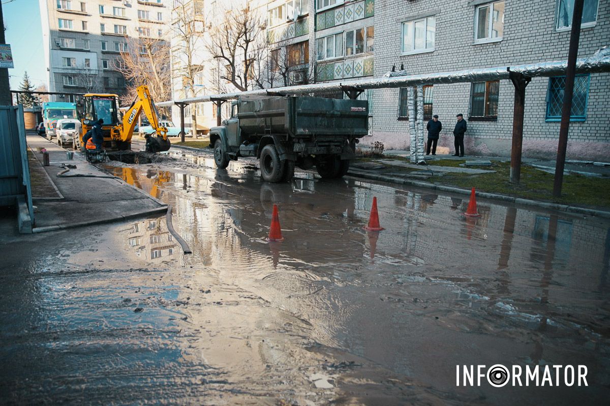 У Слобожанському на Сухомлинського по дорозі тече «річка»: люди сидять без води 4