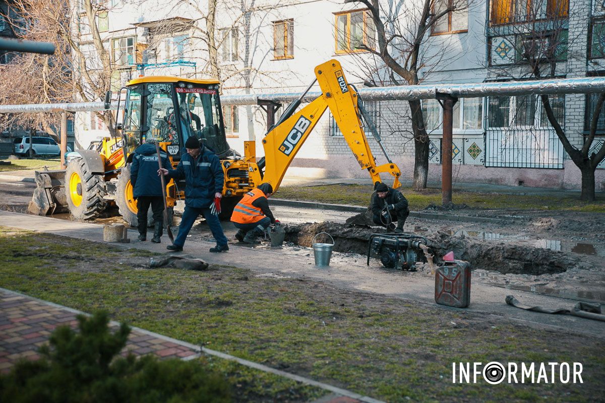 У Слобожанському на Сухомлинського по дорозі тече «річка»: люди сидять без води 12