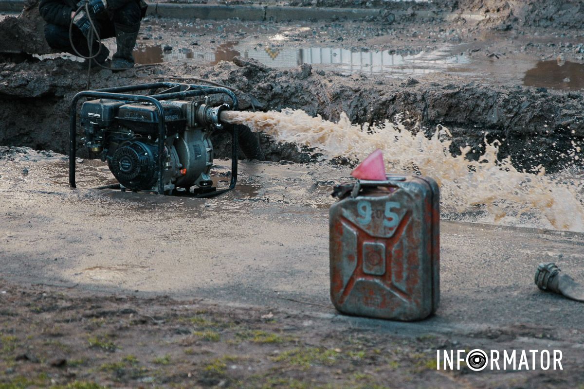 У Слобожанському на Сухомлинського по дорозі тече «річка»: люди сидять без води 7