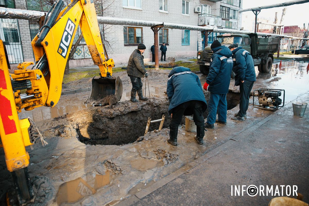 У Слобожанському на Сухомлинського по дорозі тече «річка»: люди сидять без води 9