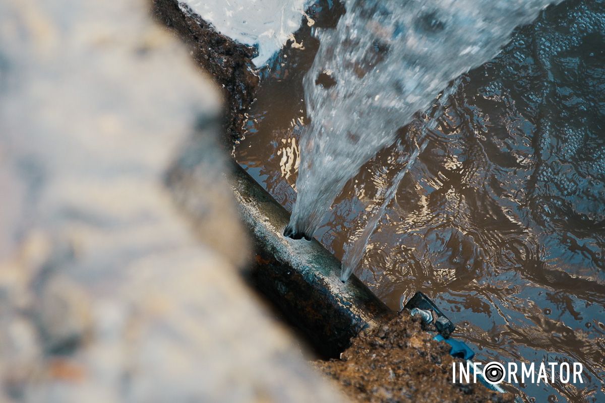 У Слобожанському на Сухомлинського по дорозі тече «річка»: люди сидять без води 3