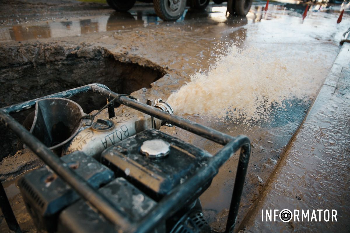 У Слобожанському на Сухомлинського по дорозі тече «річка»: люди сидять без води 14