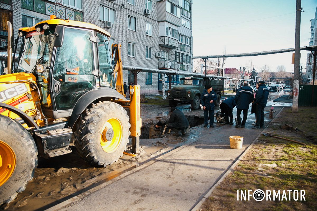У Слобожанському на Сухомлинського по дорозі тече «річка»: люди сидять без води 2