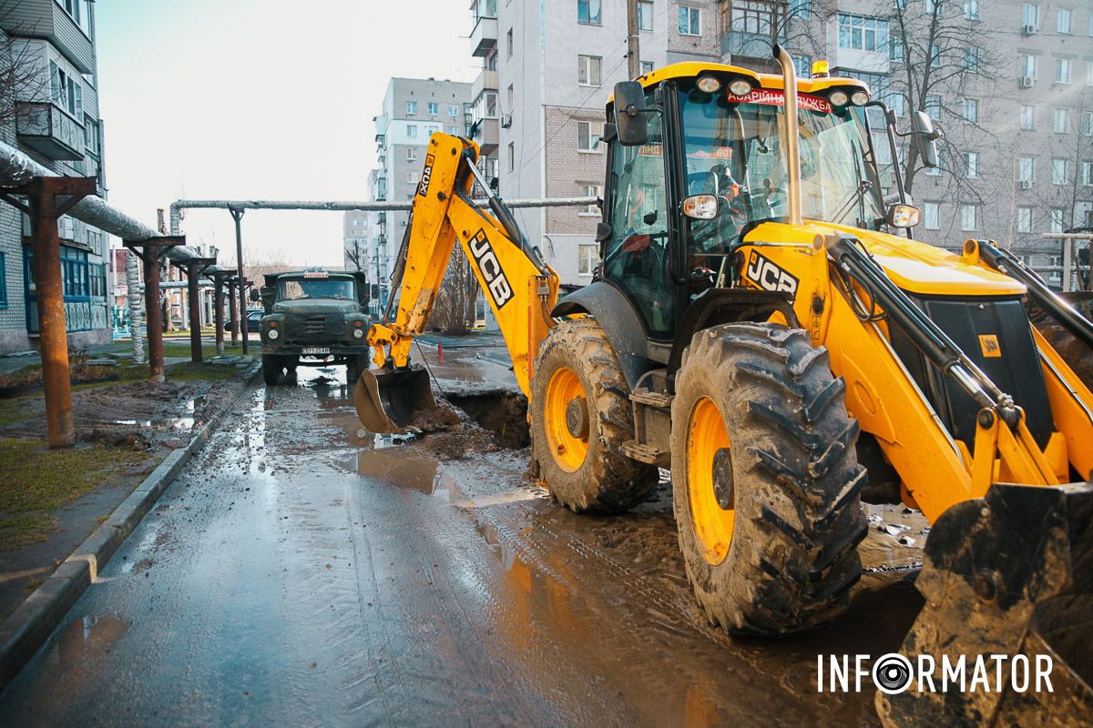 У Слобожанському на Сухомлинського по дорозі тече «річка»: люди сидять без води 10