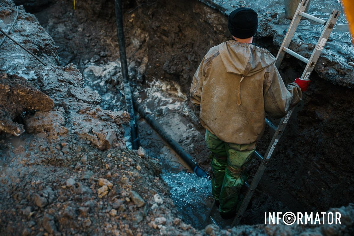 У Слобожанському на Сухомлинського по дорозі тече «річка»: люди сидять без води 5