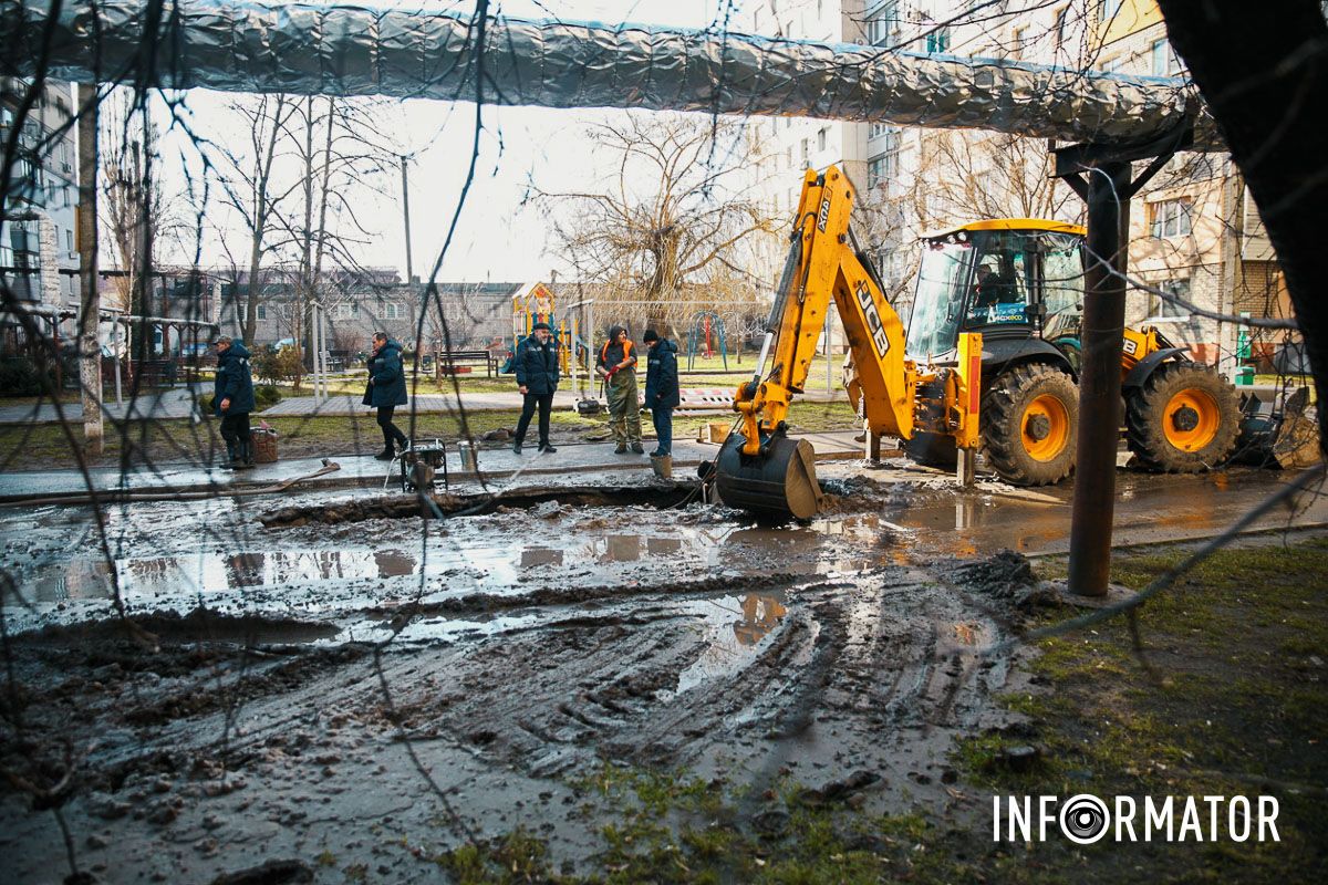 У Слобожанському на Сухомлинського по дорозі тече «річка»: люди сидять без води 13