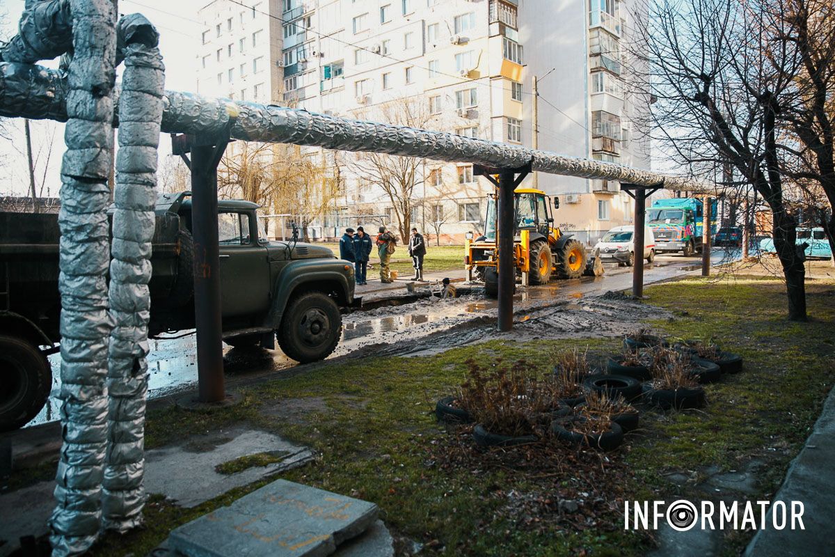 У Слобожанському на Сухомлинського по дорозі тече «річка»: люди сидять без води 1