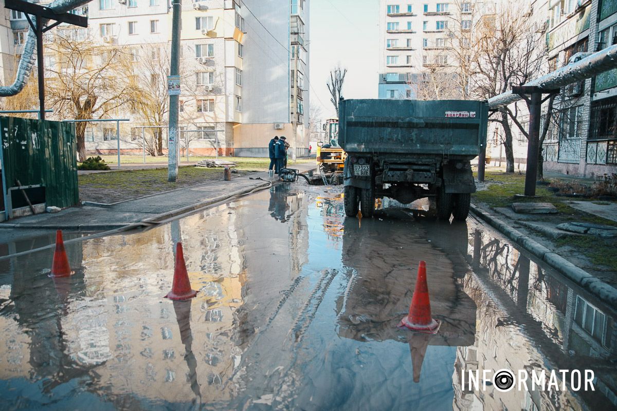 У Слобожанському на Сухомлинського по дорозі тече «річка»: люди сидять без води 15