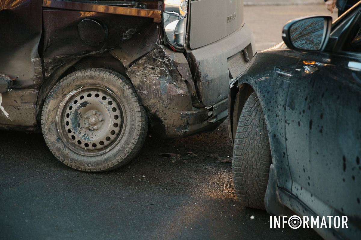 У Дніпрі на Грушевського зіткнулись три автівки: рух трамваїв заблоковано 19