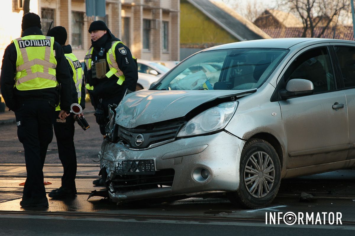 У Дніпрі на Грушевського зіткнулись три автівки: рух трамваїв заблоковано 16
