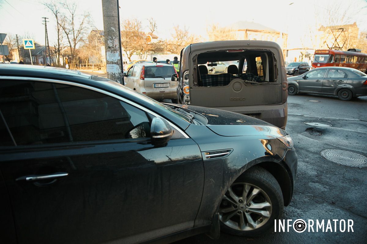 У Дніпрі на Грушевського зіткнулись три автівки: рух трамваїв заблоковано 17