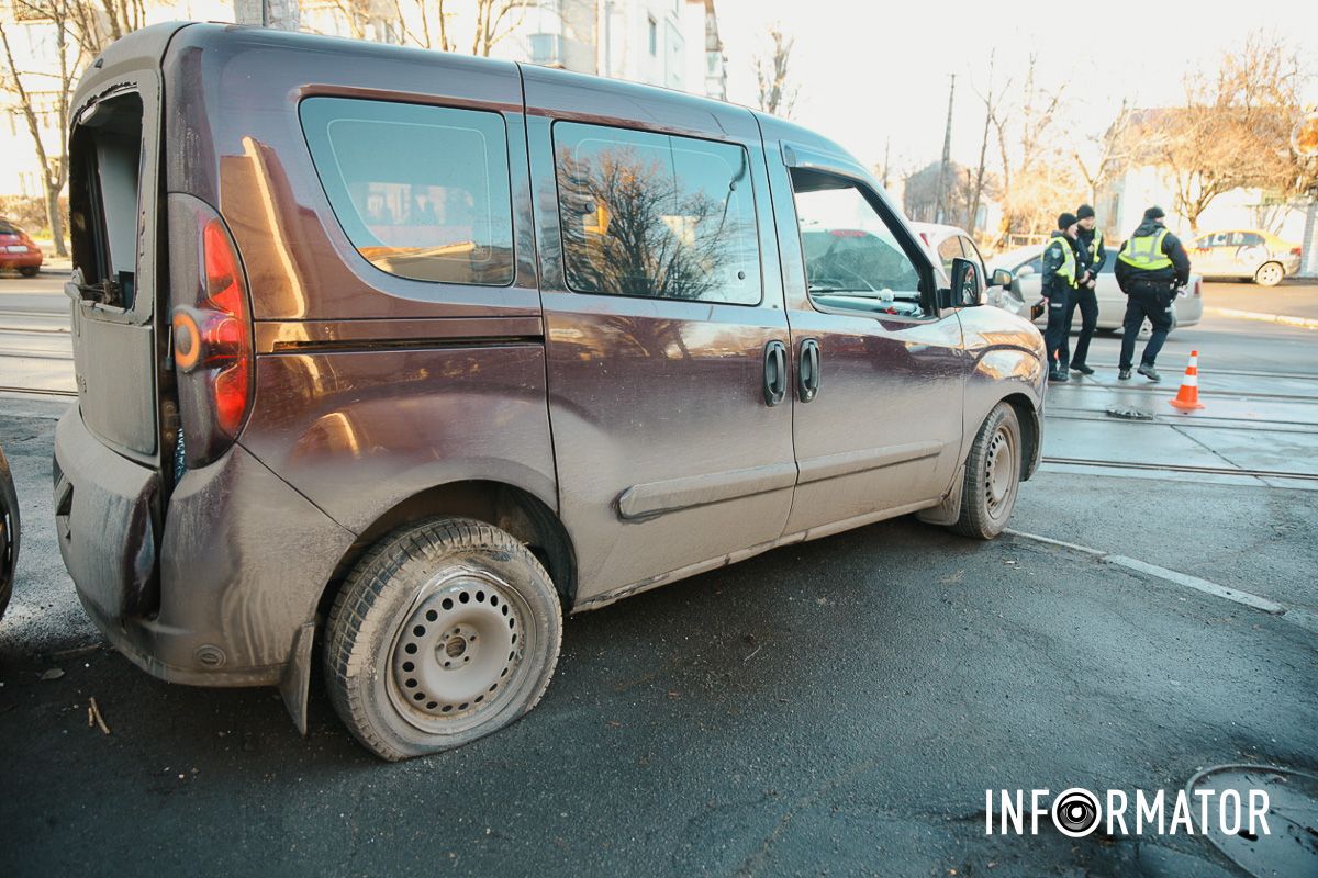 У Дніпрі на Грушевського зіткнулись три автівки: рух трамваїв заблоковано 15