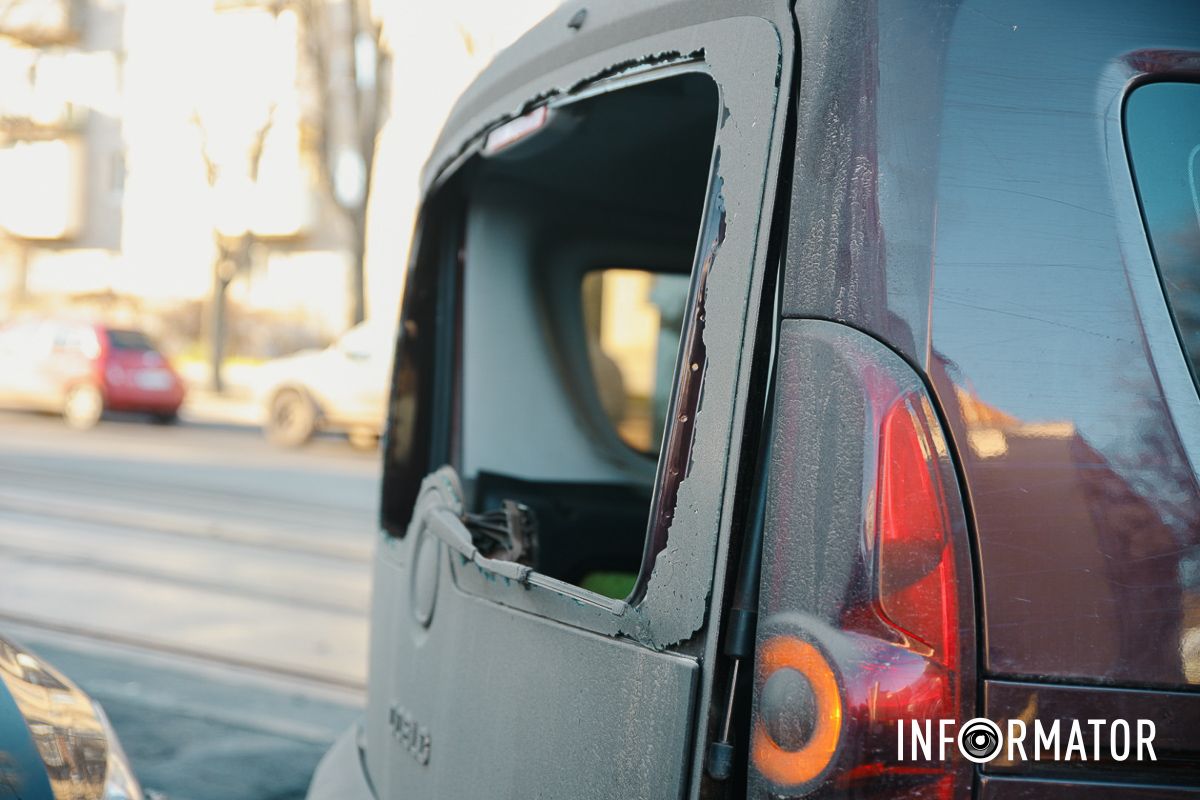 У Дніпрі на Грушевського зіткнулись три автівки: рух трамваїв заблоковано 18