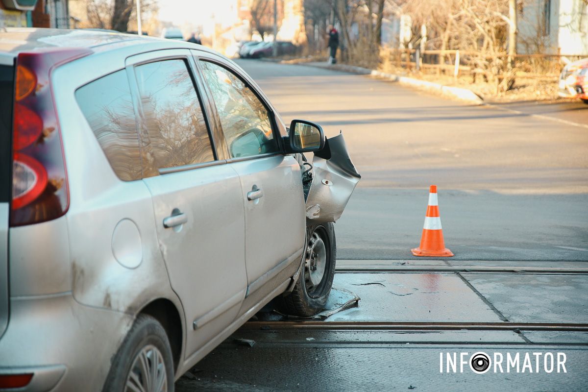 У Дніпрі на Грушевського зіткнулись три автівки: рух трамваїв заблоковано 2
