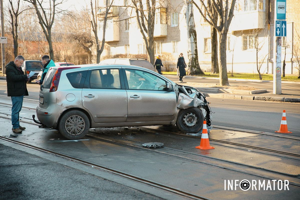 У Дніпрі на Грушевського зіткнулись три автівки: рух трамваїв заблоковано 14