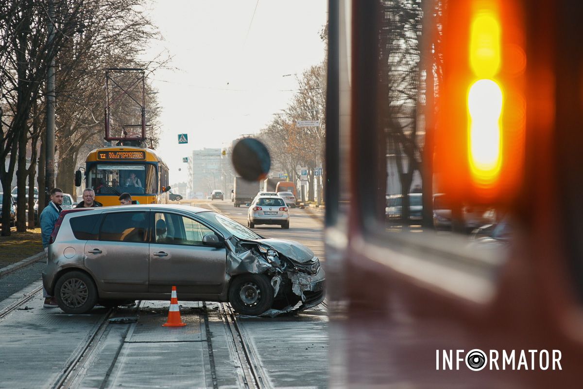 У Дніпрі на Грушевського зіткнулись три автівки: рух трамваїв заблоковано 13