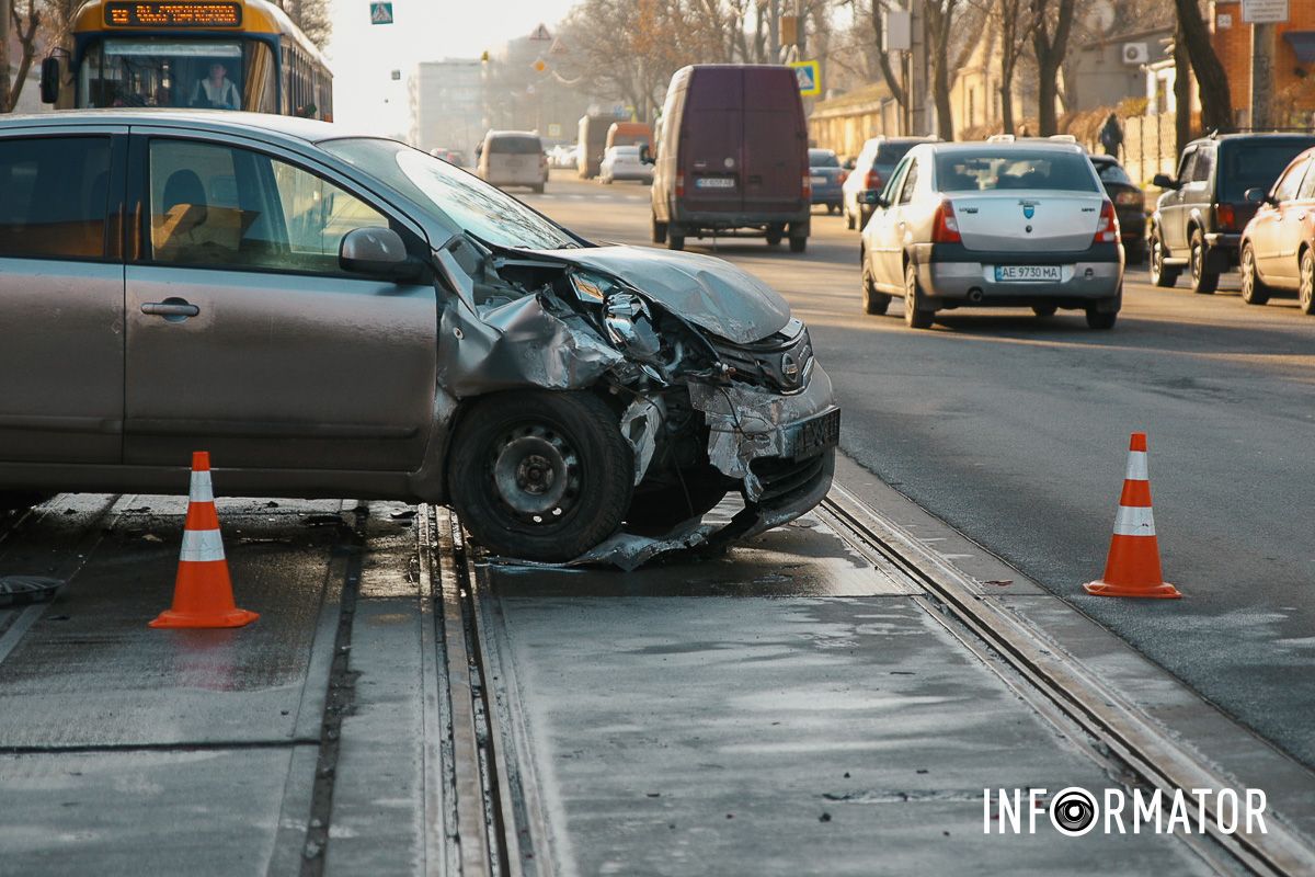 У Дніпрі на Грушевського зіткнулись три автівки: рух трамваїв заблоковано 9
