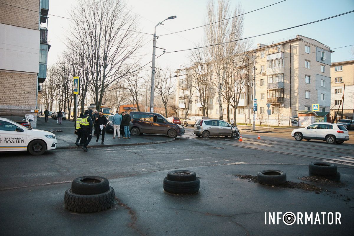 У Дніпрі на Грушевського зіткнулись три автівки: рух трамваїв заблоковано 3