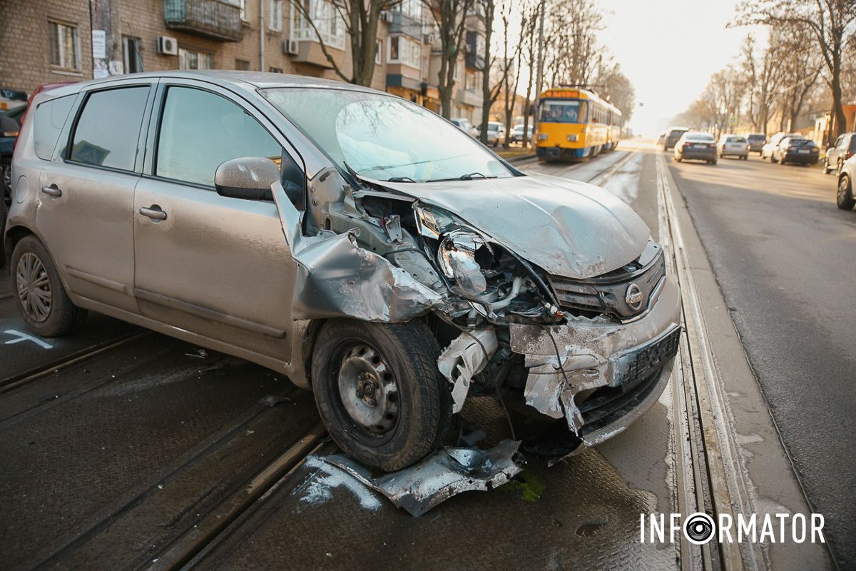 У Дніпрі на Грушевського зіткнулись три автівки: рух трамваїв заблоковано 10