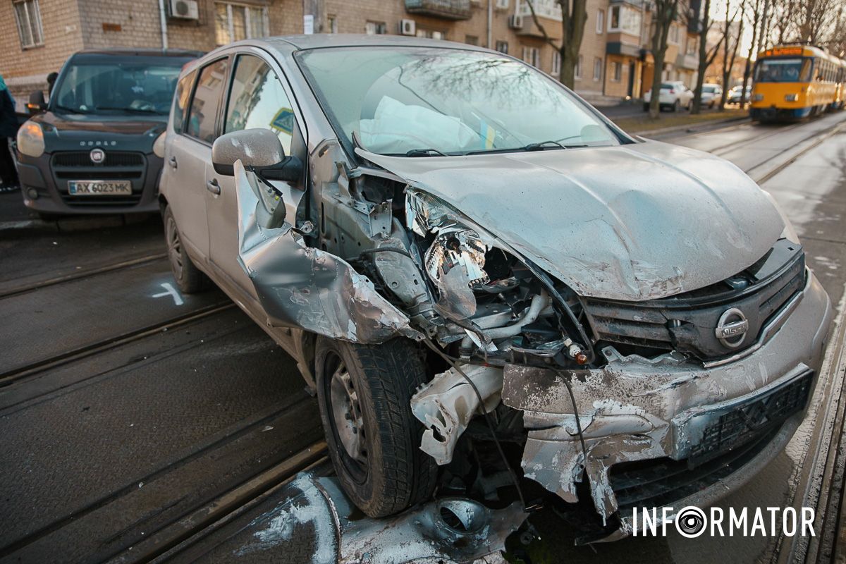 У Дніпрі на Грушевського зіткнулись три автівки: рух трамваїв заблоковано 6